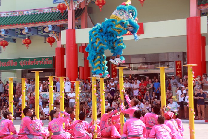 The lion dance draws a laarge crowd to Friendship Market on Pattaya South Road.