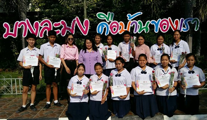 Students at Banglamung School proudly show off their certificates on Valentine’s Day.