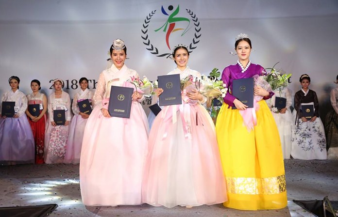Miss Hanbok Winner Nopawan Chamnanchaing (center) is flanked by runners-up Patpicha Jirachaitak and Ratchaneekorn Pornsawang.