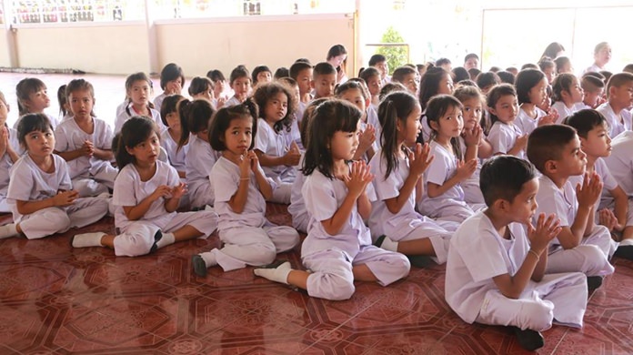 Nongprue students were given a lecture on the importance of Buddhism during a religion-promotion event at Sutthawat Temple.