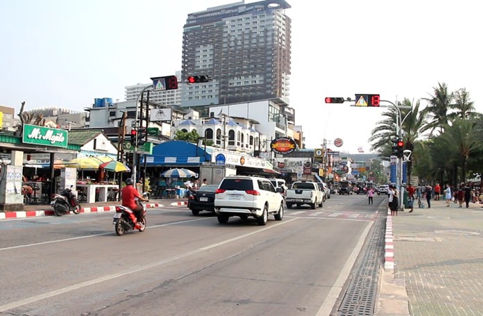 Pattaya authorities say traffic lights on Beach Road are fully functional but being ignored 40 percent of the time. Traffic Department Director Anuwat Thongkham said the much-maligned pedestrian-crossing lights do, in fact, all work, and “60-70 percent of the time” cars will stop for lights, but those moving at higher speeds blow right on through. 