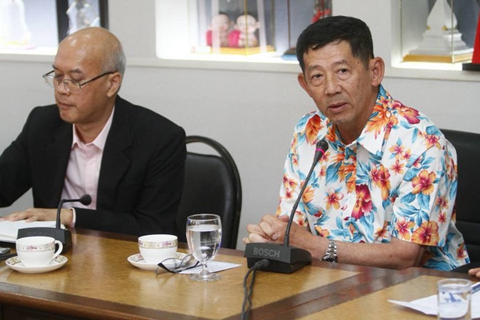 Mayor Anan Charoenchasri (right) chairs a meeting on Pattaya’s technological development with department chiefs and a Digital Economy Ministry official.
