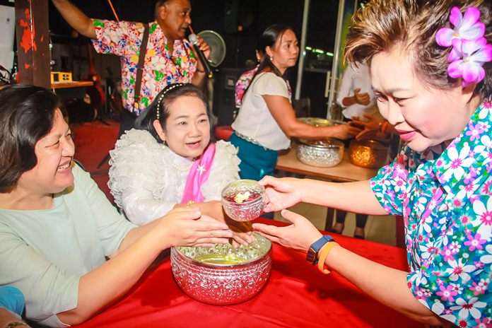 PP Alvi Sinthuvanik and District Governor Onanong Siripornmanut receive blessings and good wishes from a Rotarian.