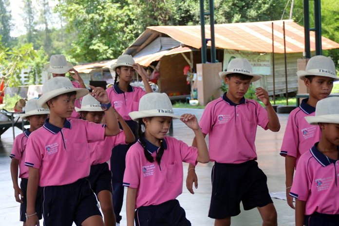 The children thanked Mourner and the German airline by performing dances from Thailand’s North and Northeast.