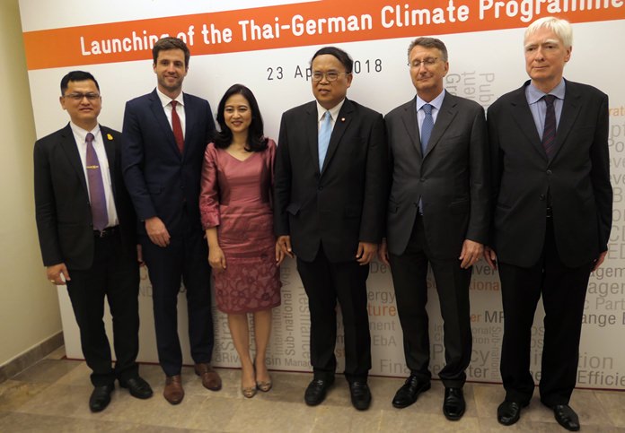 (l-r) Mr. Somkiat Prajamwong, Secretary-General of National Office of Water Resource, Mr. Tim Mahler, Country Director of GIZ Thailand and Malaysia, Dr. Raweewan Bhuridej, Secretary-General of Office of Natural Resources and Environmental Policy and Planning (ONEP), Dr. Wijarn Simachaya, the Permanent Secretary of the Thai Ministry of Natural Resources and Environment (MoNRE), H.E. Ambassador Peter Pruegel and Mr. Stephan Contius, Commissioner for the 2030 Agenda for Sustainable Development of the German Ministry for the Environment, Nature Conservation and Nuclear Safety (BMU).