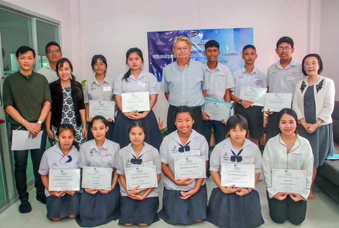 Hans Gunther Mueller (centre) and Ratchada Chomjinda (right) pose for a photo with the recipients of the scholarships.