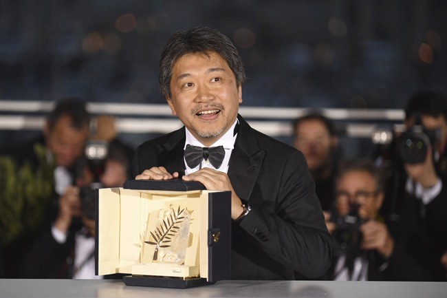 Director Hirokazu Kore-eda holds the Palme d’Or for the film ‘Shoplifters’ following the awards ceremony at the 71st international film festival, Cannes, southern France, Saturday, May 19. (Photo by Arthur Mola/Invision/AP)