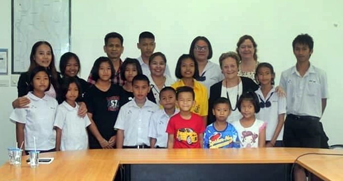 Liz Sheperd, Lhen Lhen together with Helle Rantsen and representatives of Mercy Center Pattaya’s executive board pose with the happy children after the scholarships presentations.