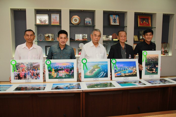 (L to R) Professor Songkram Phowilai, Wanchai Suebsaman, Sawat Pathinpanprasert, Professor Saman Chetrakarn, and Pisit Senanansakul, the honorary judges pose with the winning photos.