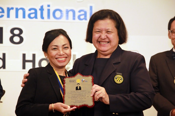 Past President Alvi Sinthuvanik presents a plaque of appreciation to President Nachlada Nammontree of the Rotary Club of Jomtien-Pattaya in recognition of her undaunted service to her club during the 2017-18 Rotary year.