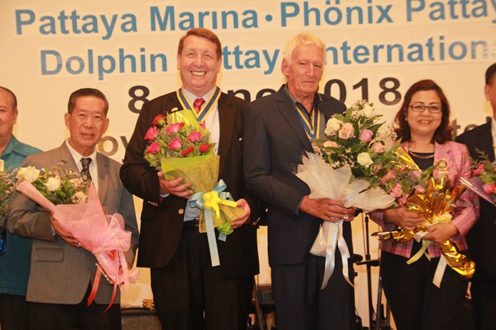 DGE Maruai Jintabunditwong (left) and DGE Wimon Kachintaksa (right) congratulate Peter Schlegel (Phoenix Pattaya) and Brian Songhurst (Eastern Seaboard) on their re-installation as presidents of their respective clubs.