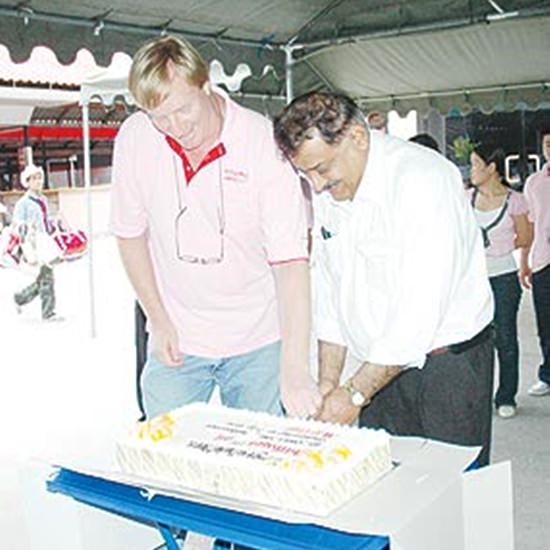 Dan and Peter cut the cake at Pattaya Mail’s 15th anniversary.
