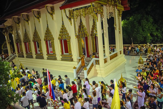 Phra Khru Pisanjariyakorn Lekathammo, Abbot of Wat Thamsamakee in South Pattaya, leads the candlelight wien tien ceremony.