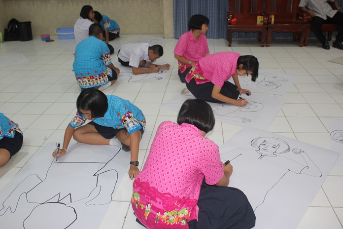 The Pattaya Independent Artists group taught Pattaya School No. 7 students the basics of drawing to spur the growth of young artists.