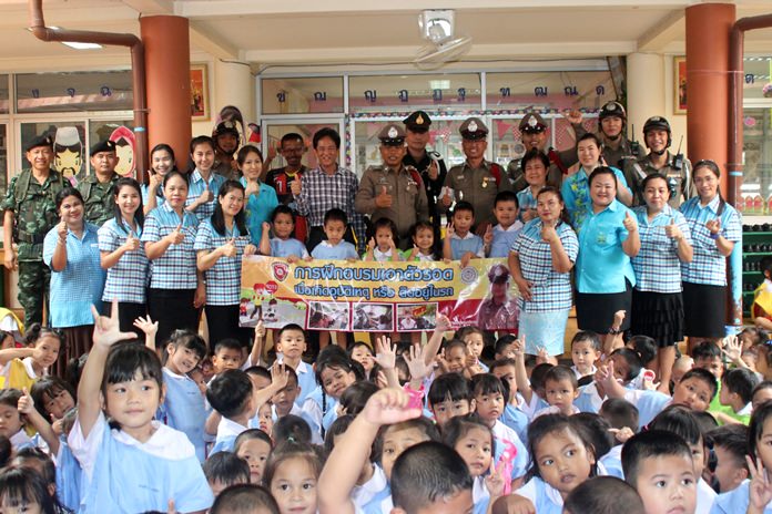 Pattaya police taught young children how to free themselves from a locked car during a demonstration for kindergarteners at Pattaya School No. 9.