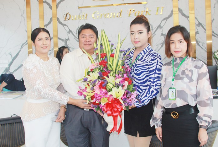 Guests and business partners present flower baskets to congratulate Dusit Group executives Baworn Wongkrasan and Jarin Changlek.