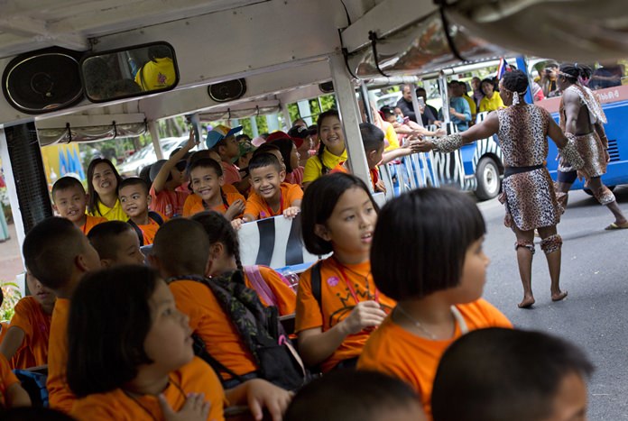 Schoolchildren from Thailand’s southern province of Pattani province are greeted by visiting Kenyan performers at Dusit Zoo Bangkok. (AP Photo/Gemunu Amarasinghe)