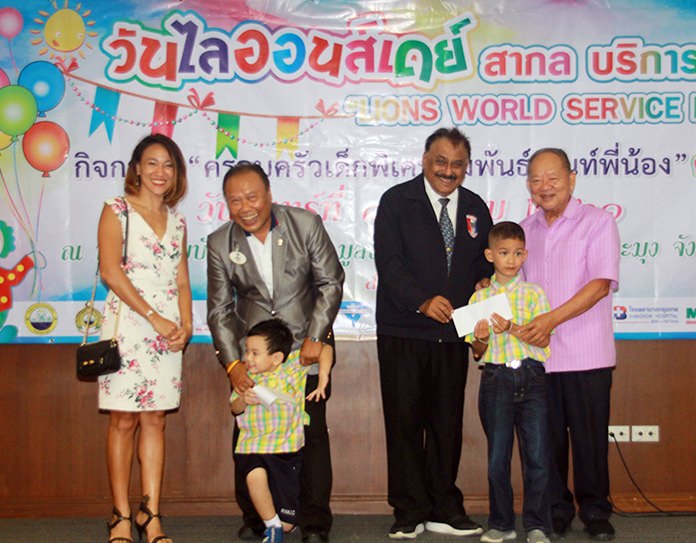 Pattaya Sports Club Office & PR Manager, Ingkarat Chaimongkon, Lions District Governor Roj Thongwanitch, Pattaya Sports Club President Pratheep S. Malhotra and Nongprue Mayor Mai Chaiyanit hand-over scholarships to help poor children with special needs.