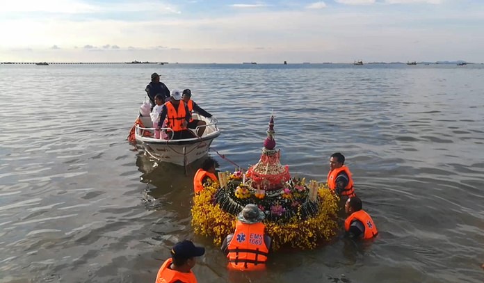 The Sawang Boriboon Thammasathan Foundation hosted an early Loy Krathong ceremony to honor ancestors.