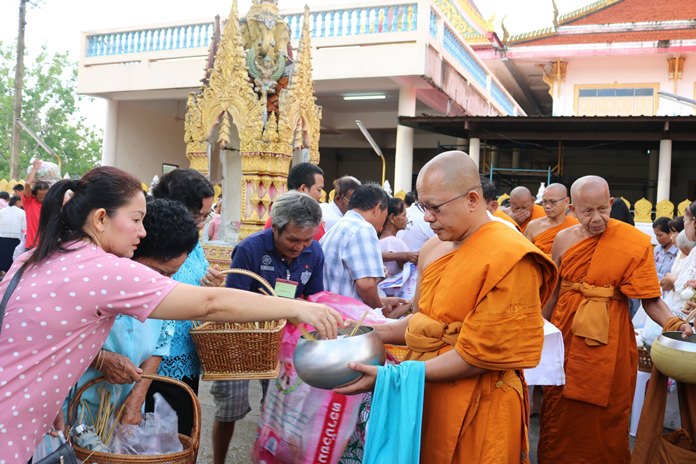 Many people presented alms of rice, dried foods, and Khao Tom Hang at Wat Suttawas.