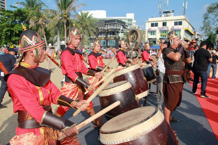 War drums announce King Taksin’s arrival on Pattaya Beach.