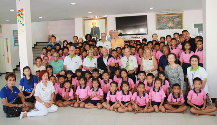 Rotarians from District 7090 in USA and Canada visited the Human Help Network Thailand’s Drop-In and ASEAN Learning center to gauge the level of their future support.