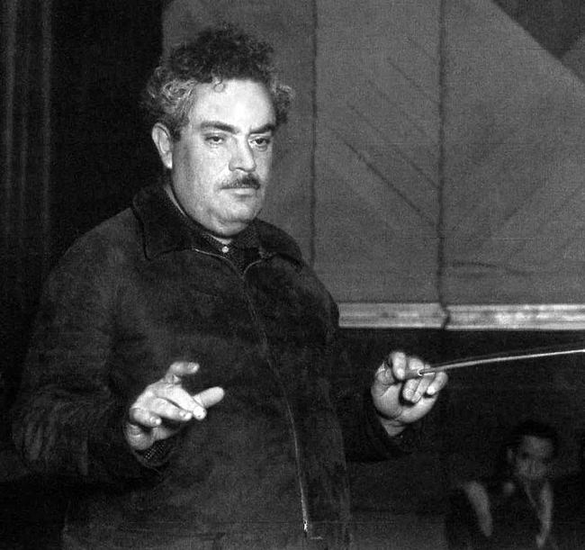 Silvestre Revueltas conducting.