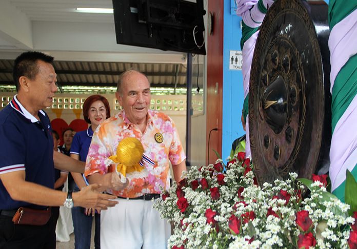 Former Pattaya Mayor Niran Wattanasartsathorn and Dr Otmar Deter open the day’s competition.