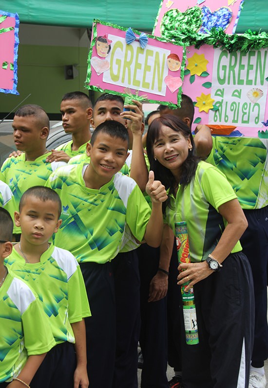 Green team cheerleaders.