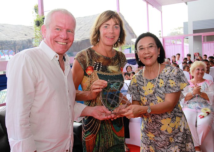 HHN Director Radchada Chomjinda presents a token of her appreciation to Jan and Renee de Vaan-Goosen.
