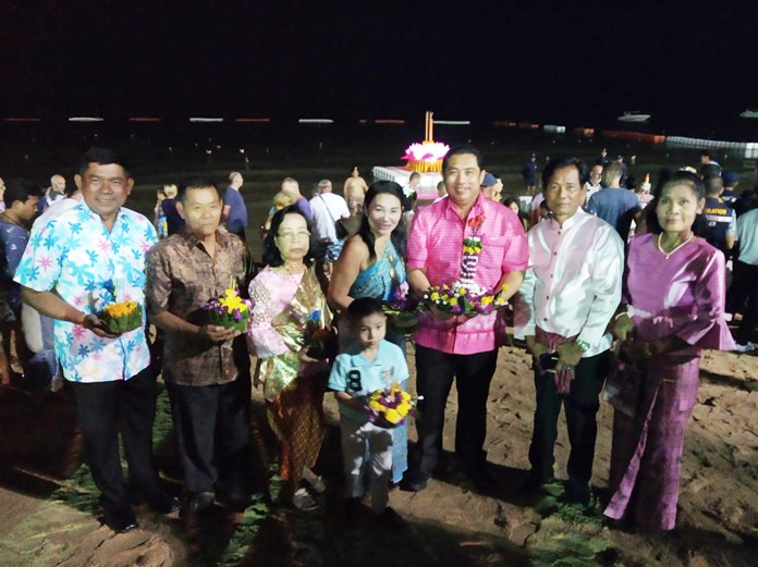 Mayor Sonthaya Kunplome and his family and friends pose for a commemorative photo before floating their krathongs.