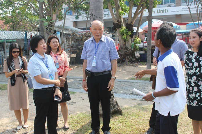 Deputy Mayor Banlue Kullavanijaya and city social welfare and enforcement officers met Nov. 15 with Santi Klongnoi, president of the Lan Po Community and other neighborhood leaders regarding Naklua’s Loy Krathon festival.