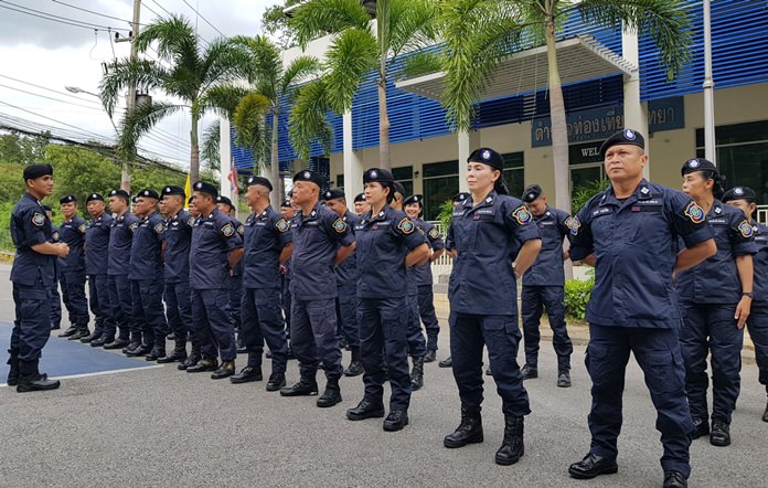 Pol. Lt. Col. Piyapong Ensarn (front right) canceled all vacation leave and time off for tourist police from Dec. 24 to Jan. 2.