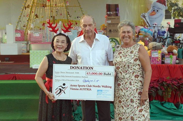 Radchada Chomjinda, director of the Human Help Network Thailand, thanks Heinrich & Eva Schmidinger for their 43,000 baht donation to the foundation.