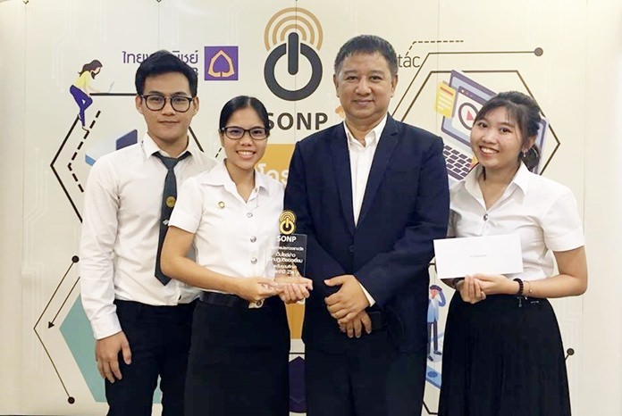 The Humanities and Social Sciences Department students and advisor Chawarong Limpattamapanee won an honorable mention for their Coco News site.