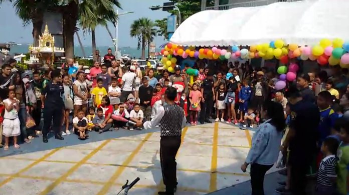 A juggler provides a Children’s Day performance at Pattaya Police Station on Beach Road.