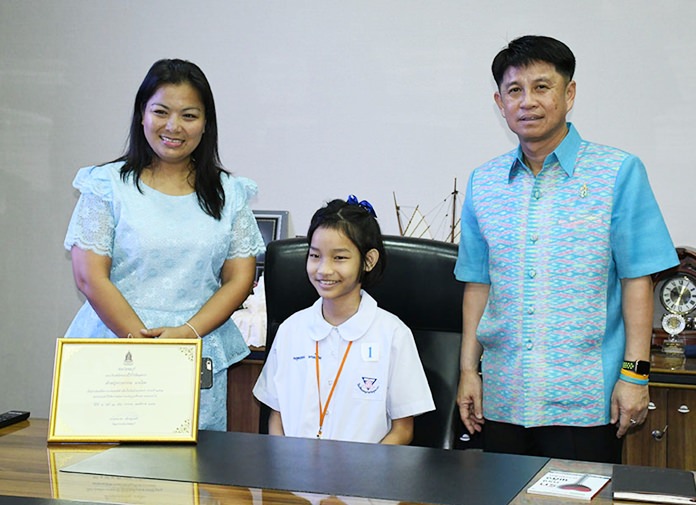 Chonburi Governor Pakarathorn Thienchai opened his office for children to sit in his governor’s chair.