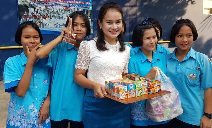 Students and their teacher at Nernplabwan School prepare to hand out snacks. The event also featured children’s performances, games, and lucky draws for fun prizes.
