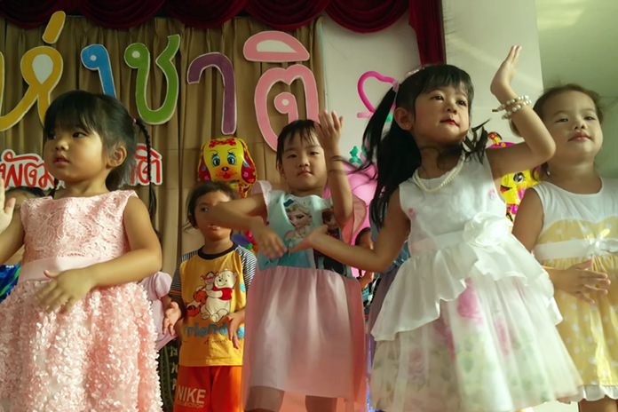 Kindergarten students at Aksorn Pattaya School perform Thai dance, much to the delight of their parents, who cheered and took many photos.