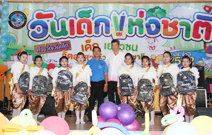 Young performers receive special gifts in Pong Municipality.
