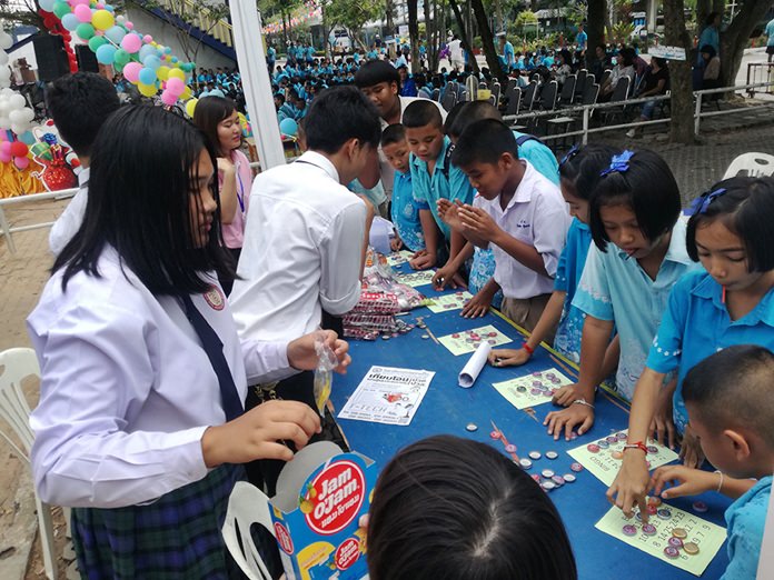 Children play games for prizes at Sutthawat Temple School.