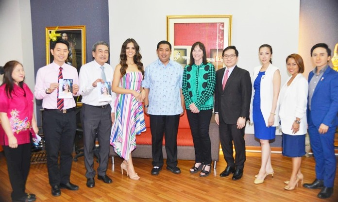 Miss World 2018 Vanessa Ponce from Mexico, along with Miss World organizing committee members pose with Mayor Sonthaya Kunplome and city executives in preparation for the Miss World contest in November.