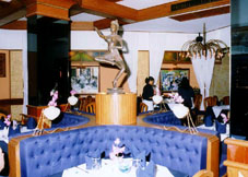 dining.jpg (26839 bytes)