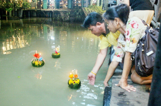 Loy Krathong Festival 2012