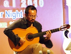 Tana Suiebsiri delighted the audience with his ‘Classical meets Flamenco’ solo.