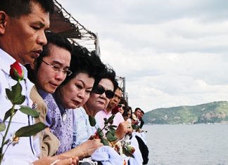 Surat Sundaravej (3rd left) and family say their final goodbyes to former PM Samak Sundaravej whilst scattering his ashes in Sattahip Bay.