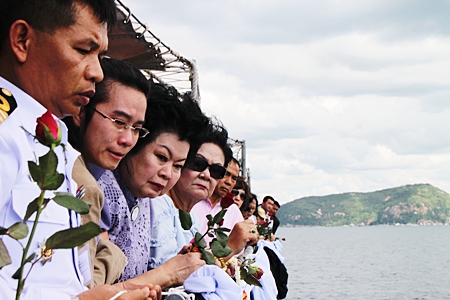 Surat Sundaravej (3rd left) and family say their final goodbyes to former PM Samak Sundaravej whilst scattering his ashes in Sattahip Bay. 