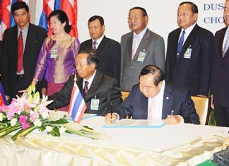 Khmer Defense Minister Gen. Tea Banh (left) and Thai Defense Minister Gen. Prawit Wongsuwan (right) sign cooperative agreements on border-crossing regulations, labor cooperation, joint border patrols, landmine eradication, maritime safety enhancements and trade cooperation.