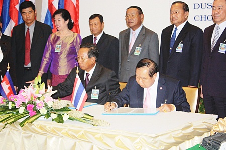 Khmer Defense Minister Gen. Tea Banh (left) and Thai Defense Minister Gen. Prawit Wongsuwan (right) sign cooperative agreements on border-crossing regulations, labor cooperation, joint border patrols, landmine eradication, maritime safety enhancements and trade cooperation. 