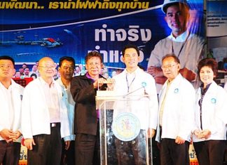 Mayor Itthiphol Kunplome along with Somsak Pittayapongporn, manager of the Provincial Electricity Authority in Pattaya, and Pattaya councilors jointly flick the switch to turn on the power on Koh Larn.